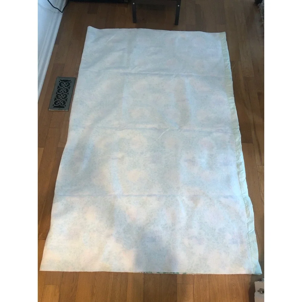 Primitive Design Satin Edge Blanket Country AmishVintage 1970s *Stiff 90 x 64